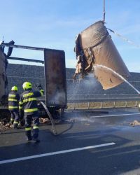 Dálnice z Prahy do Ústí ráno stála. Hořel kamion