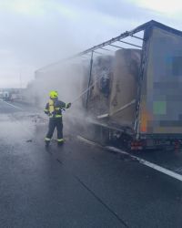 Dálnice z Prahy do Ústí ráno stála. Hořel kamion