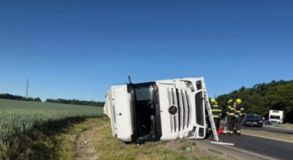 Na silnici na Buštěhrad se převrátil kamion