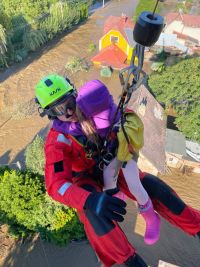 Středočeští hasiči se činí. Na Moravě zachraňují děti a seniory ze střech