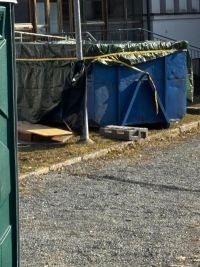 V Unhošti demolují přístavbu školy s azbestem. Podle svědků ne bezpečně a hned vedle dětí