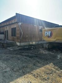 V Unhošti demolují přístavbu školy s azbestem. Podle svědků ne bezpečně a hned vedle dětí