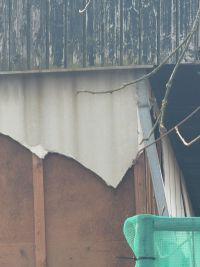 V Unhošti demolují přístavbu školy s azbestem. Podle svědků ne bezpečně a hned vedle dětí