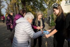 Před kladenským divadlem odhalilo město dlaždici Vlasty Buriana