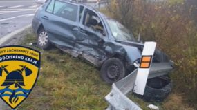 Nehoda na křižovatce mezi Jemníky a Knovízem. Tři lidé v péči záchranářů