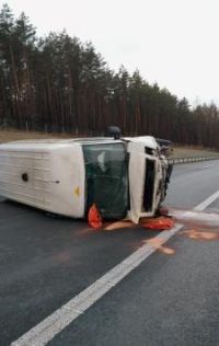 Nehoda dodávky na dálnici za Strašecím