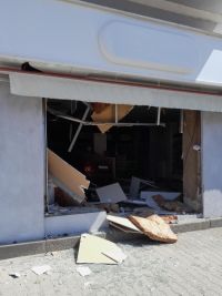 V centru Rakovníku vjelo auto výlohou do lékárny