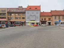 V centru Rakovníku vjelo auto výlohou do lékárny