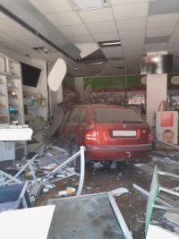 V centru Rakovníku vjelo auto výlohou do lékárny