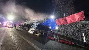 Atualizace: Nákladní auto s třemi desítkami krav havarovalo na dálnici D8. Dálnice ve směru na Prahu bude uzavřena zřejmě do odpoledních hodin