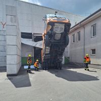 Kuriózní zásah v Chřášťanech. Vrata přiskřípla náklaďák