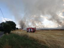 Rozsáhlý požár v našem kraji! Jedenáct hasičů bojovalo na pozemcích mezi třemi obcemi na Příbramsku