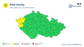 Bude horko, a mají přijít silné bouřky s nárazovým větrem, přívalovými dešti, i s kroupami. Meteorologové na dnes vydali výstrahu