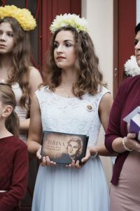 Lidé si u divadla připomněli herečku Jiřinu Štěpničkovou, přijel i její syn