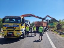 Takhle to vypadá právě na dálnici D7. Stále se uklízí