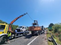 Takhle to vypadá právě na dálnici D7. Stále se uklízí