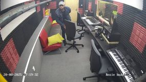 Neznáte ho? Vykradl studio ve slánském gymnáziu