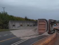 Na dálnici u Kutrovic havaroval kamion