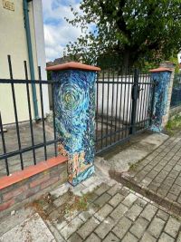 Nová mozaika v Buštěhradě. Sloupky zdobí cypřiše jako od Van Gogha