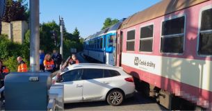Na železnici se srazilo auto s vlakem, trať na Ostrovec stojí