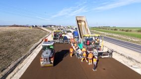 Úsek dálnice mezi Knovízem a Panenským Týncem se otevře až příští rok