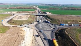 Úsek dálnice mezi Knovízem a Panenským Týncem se otevře až příští rok