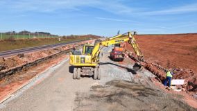 Úsek dálnice mezi Knovízem a Panenským Týncem se otevře až příští rok