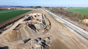 Úsek dálnice mezi Knovízem a Panenským Týncem se otevře až příští rok