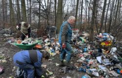 Tento nepořádek nanosil bezdomovec na Kožovku za měsíc. Co s ním?