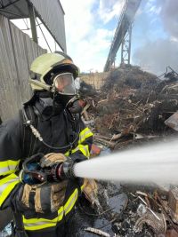 Požár v kovošrotu krotila stovka hasičů