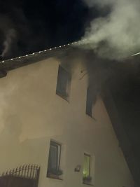 Tragédie v Kladně: Při požáru rodinného domu zemřel člověk i jeho pes