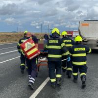 U nehody u Žižic vyprošťovali zraněné hasiči