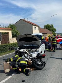 Zásah vrtulníku ve Smečně. Motorkář nedobrzdil