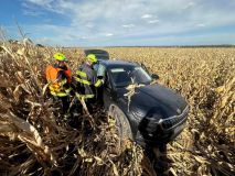 U Říčan zachraňovali hasiči nastartované auto z kukuřice. Řidič byl v bezvědomí