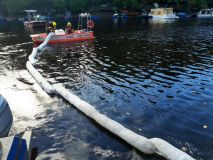 Obrazem: Potápějící se člun znečistil Vltavu u Slapské přehrady