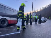 V Radotíně sjel autobus z vozoky. Kvůli ledovce