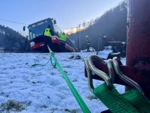 V Radotíně sjel autobus z vozoky. Kvůli ledovce