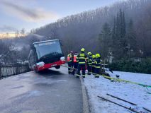 V Radotíně sjel autobus z vozoky. Kvůli ledovce