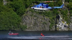 Obrazem: Vrtulníky létaly nad slapskou přehradou. Takto probíhá záchrana tonoucích osob