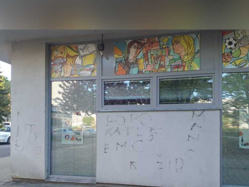MP250427 Vandal poničil fasádu knihovny 059d0