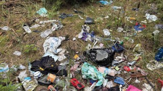 Klienti Kladenského červeného kříže vyčistili les. Sebrali 1,6 tuny odpadů!