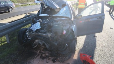 Fotky z včerejší nehody. Věřili byste, že šofér vyvázl bez zranění?