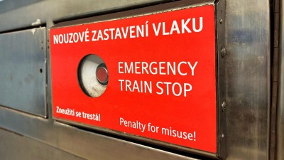 Znáte toto nouzové tlačítko? V metru díky němu můžete nouzově zastavit soupravu a zachránit život člověku, co padl do kolejiště