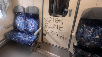 Tagy ve vagonu vlaku na Kladno jsou pr&yacute; neodstraniteln&eacute;, vlaky jsou v dobr&eacute; kondici