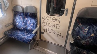 Tagy ve vagonu vlaku na Kladno jsou pr&yacute; neodstraniteln&eacute;, vlaky jsou v dobr&eacute; kondici