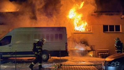 V Novém Strašecí propukl požár II. poplachového stupně, hořela prodejna smíšeného zboží a a dodávka