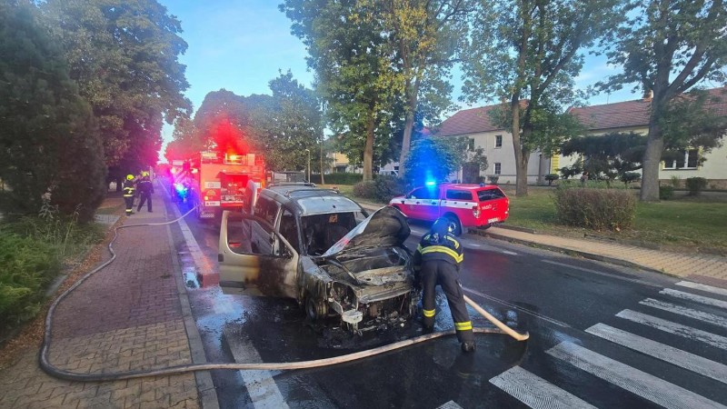 V Jenči hořelo auto