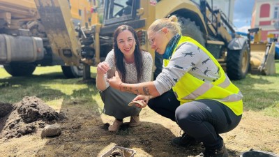 Na Masarykově náměstí ve Slaném objevili archeologové keramiku z 13. století