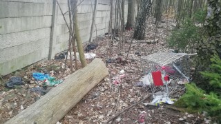 Bezdomovec a kupy nepoř&aacute;dku u Kožovky? Město mu koupilo spac&aacute;k