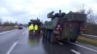 Na dálnici na Vary nehoda vojáků. Řidička najela do kolony. Jezdí se jedním pruhem